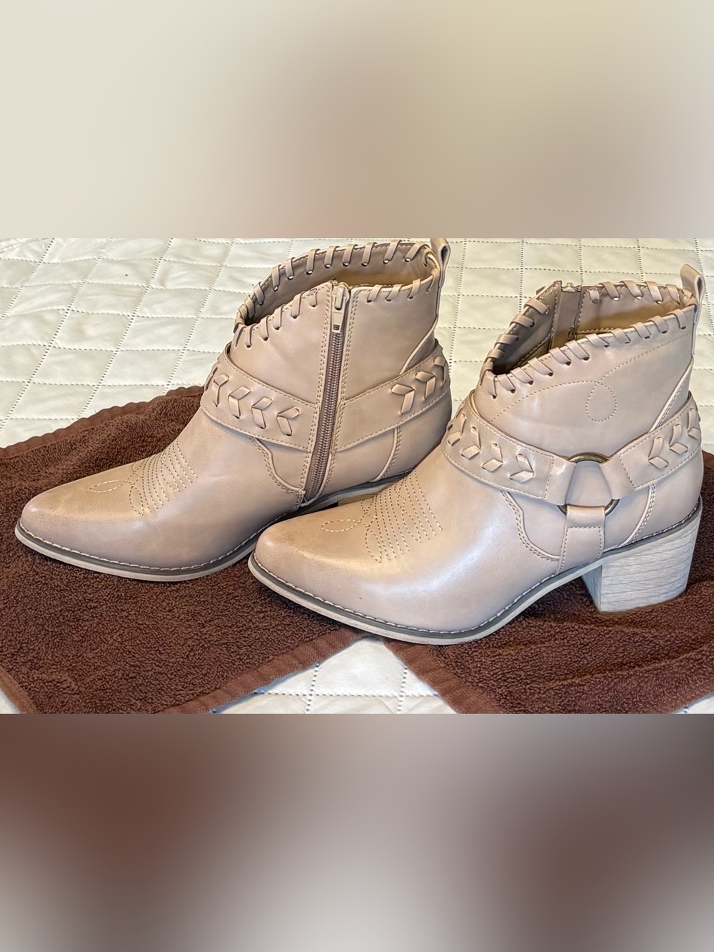 Altar’d State Rynn Women’s Bohemian/Western Crossover Beige Ankle Boots.  7.5